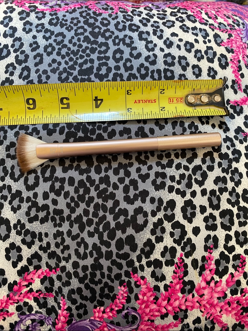 RT Precision Fan Illuminating Highlighter Across Cheek New Not Returnable